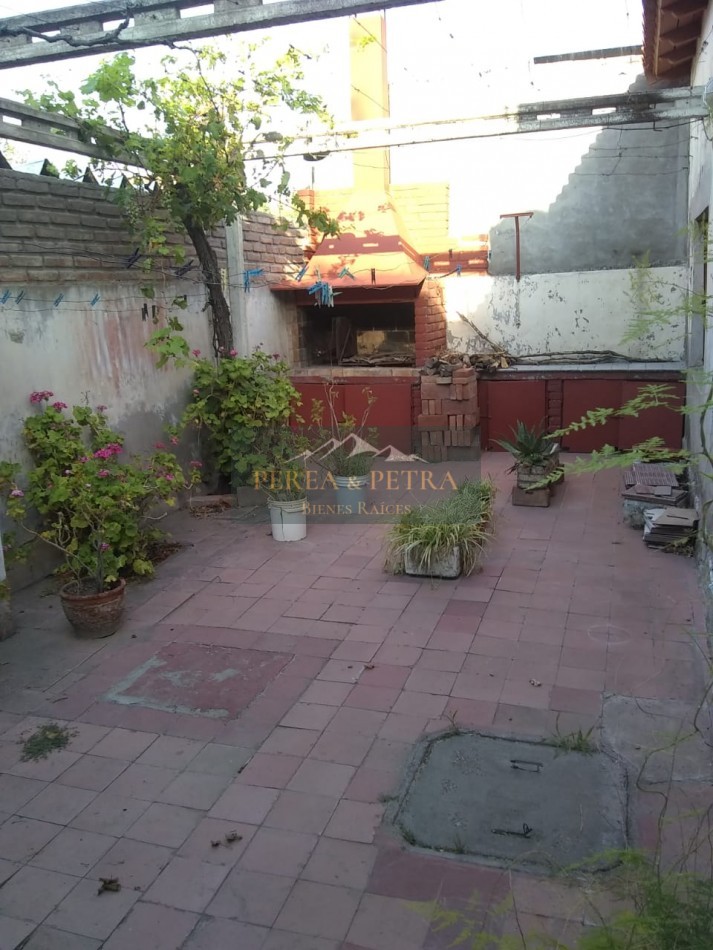 VENTA HERMOSO CHALET- A CINCO CUADRAS DEL KM 0-A UN PASO DE TRIBUNALES-HOSPITAL-COLEGIO Y CENTRO COMECIAL - OFICINA MUNICIPAL