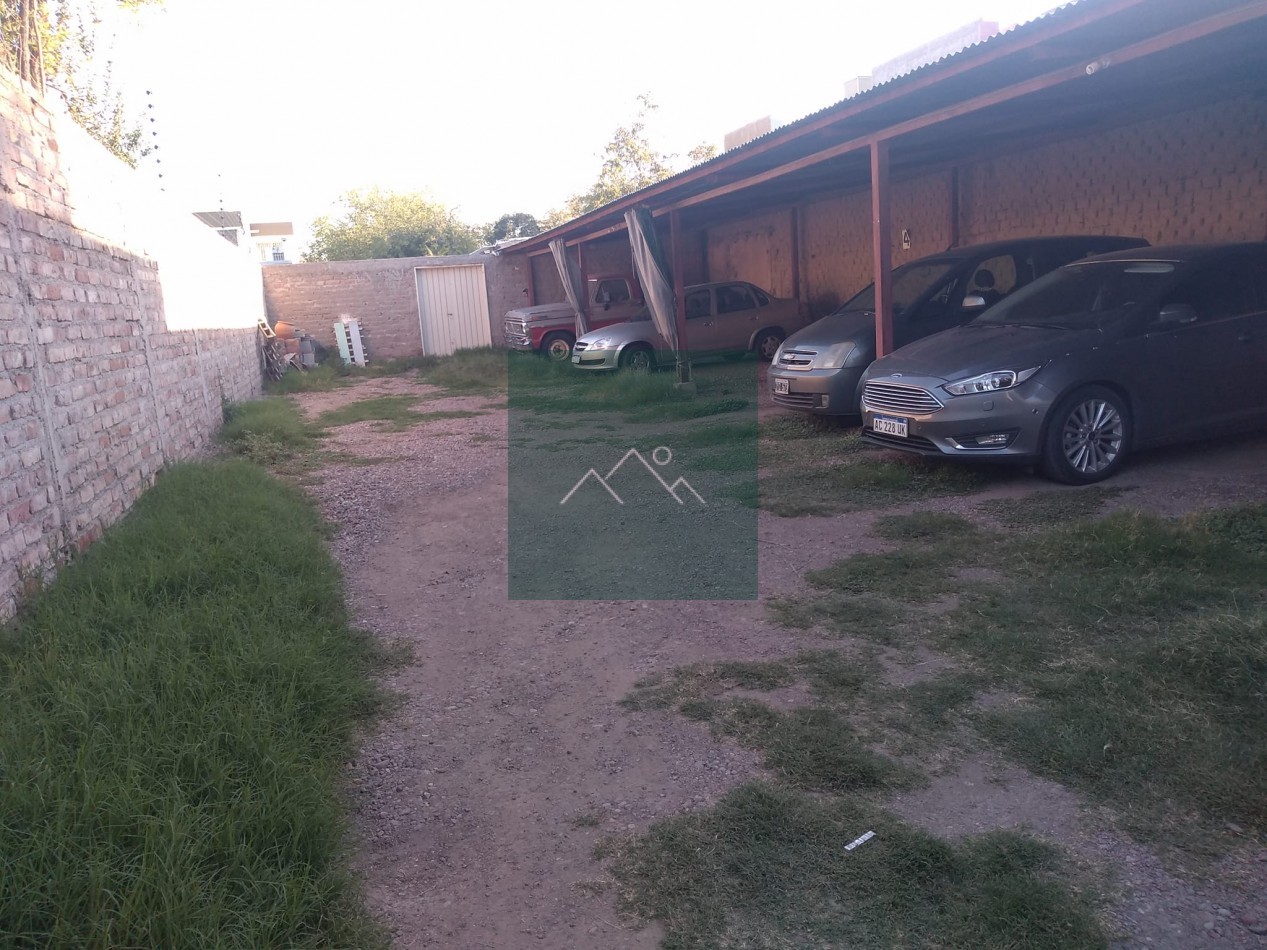 Lote con casa a reciclar en Ciudad de Mendoza  RETASADA !!!!