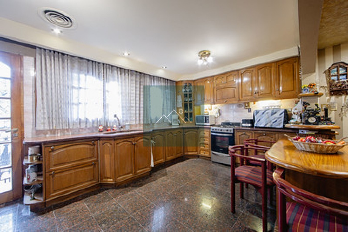 PROPIEDAD DESTACADA CON CARACTERISTICAS MUY IMPORTANTES EN SU CONSTRUCCION