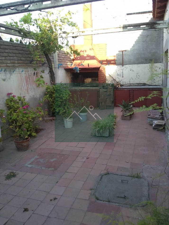 VENTA HERMOSO CHALET- A CINCO CUADRAS DEL KM 0-A UN PASO DE TRIBUNALES-HOSPITAL-COLEGIO Y CENTRO COMECIAL - OFICINA MUNICIPAL