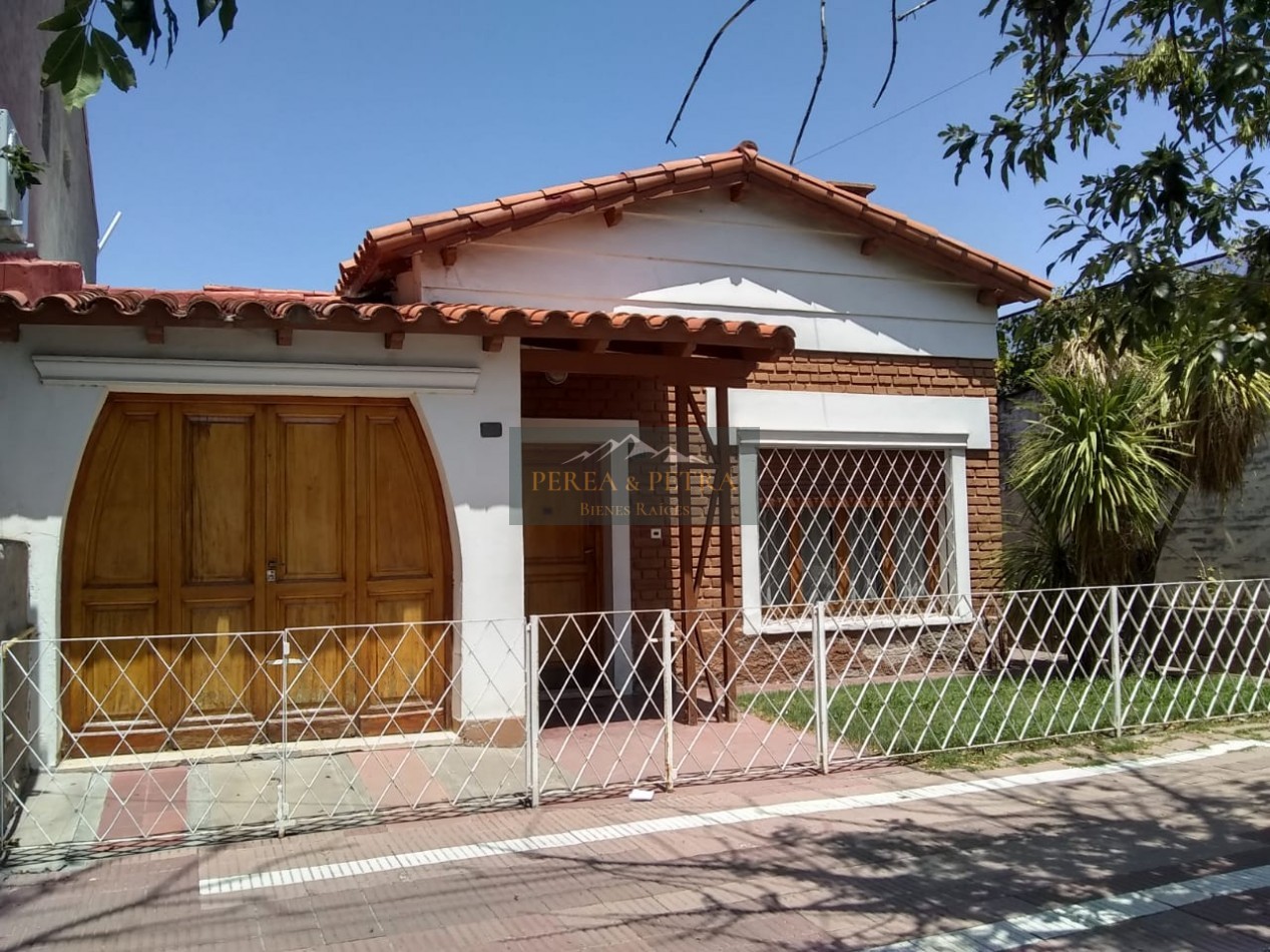 VENTA HERMOSO CHALET- A CINCO CUADRAS DEL KM 0-A UN PASO DE TRIBUNALES-HOSPITAL-COLEGIO Y CENTRO COMECIAL - OFICINA MUNICIPAL