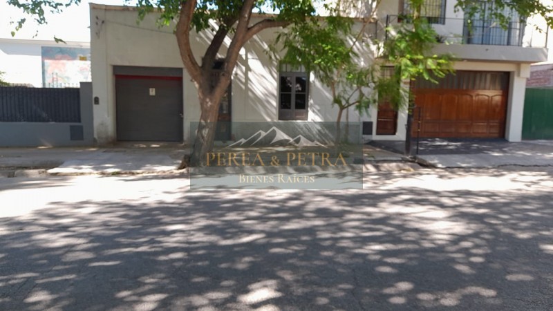 Lote con casa a reciclar en Ciudad de Mendoza RETASADA !!!!