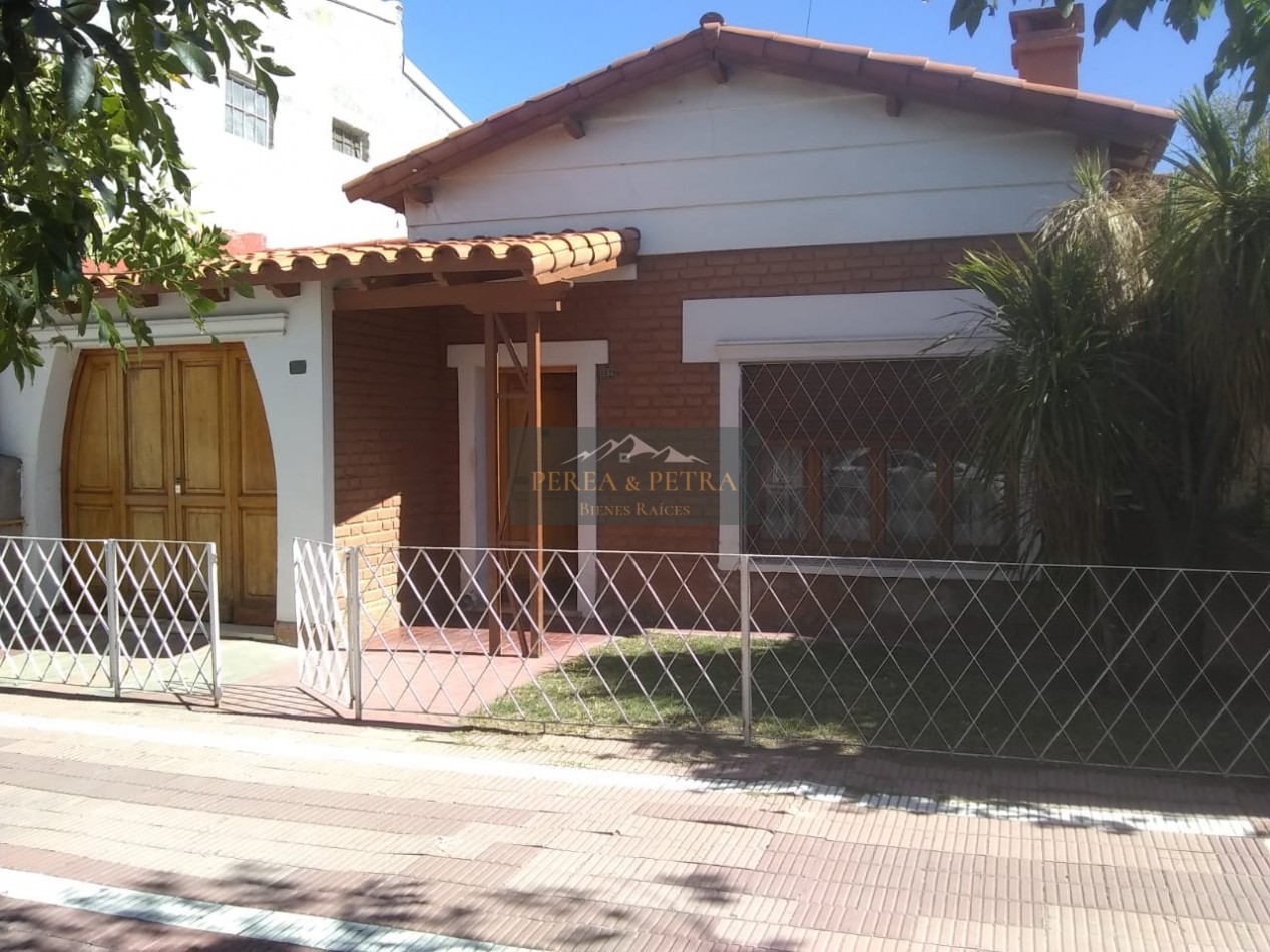 VENTA HERMOSO CHALET- A CINCO CUADRAS DEL KM 0-A UN PASO DE TRIBUNALES-HOSPITAL-COLEGIO Y CENTRO COMECIAL - OFICINA MUNICIPAL