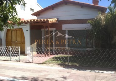 VENTA HERMOSO CHALET- A CINCO CUADRAS DEL KM 0-A UN PASO DE TRIBUNALES-HOSPITAL-COLEGIO Y CENTRO COMECIAL - OFICINA MUNICIPAL